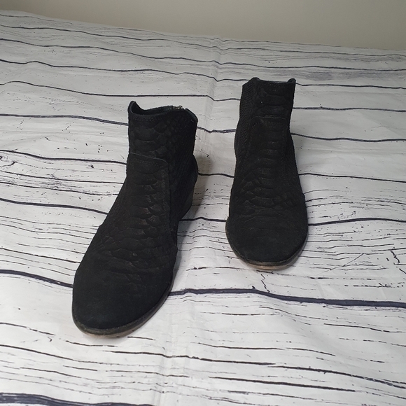 Seychelles Snake Skin Embossed Black Leather Ankle Booties Size 7 - Picture 2 of 8